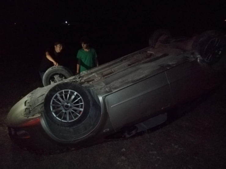 Emet’te Takla Atan Otomobilde 2 Kişi Yaralandı