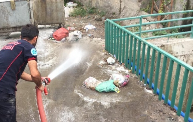 Pis Kokan Dere Yatakları Tazyikli Suyla Yıkandı