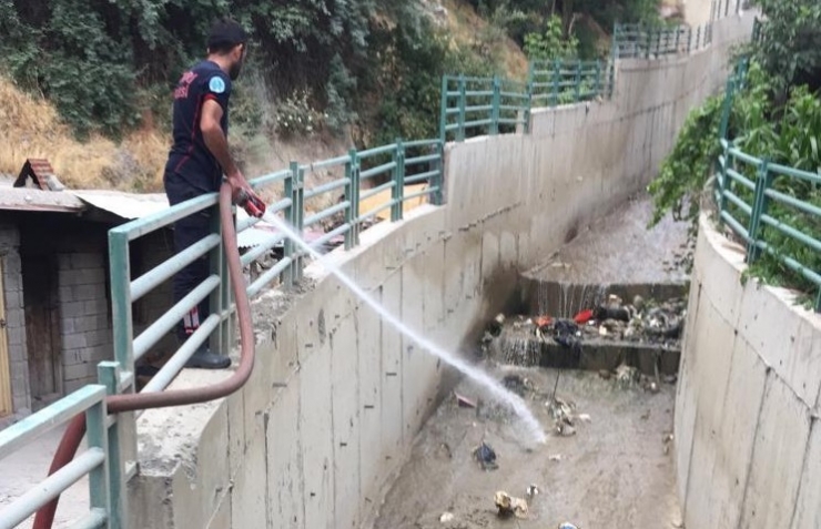 Pis Kokan Dere Yatakları Tazyikli Suyla Yıkandı