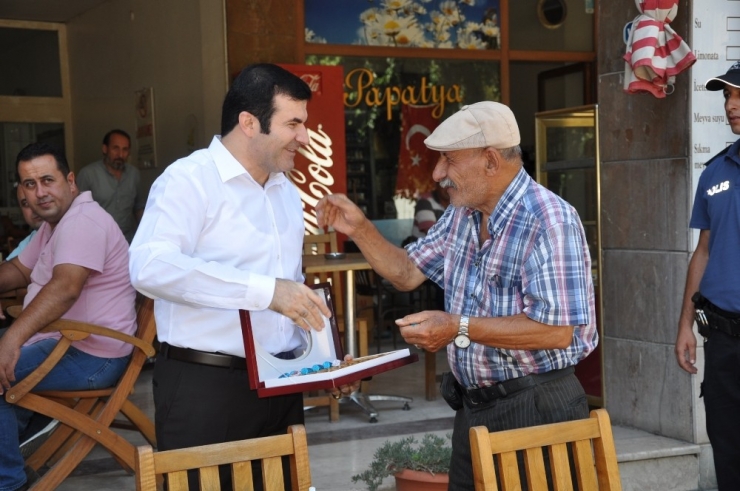 Tire Kaymakamı Tanrıseven’den Sürücü Ve Yolculara Çikolata İkramı