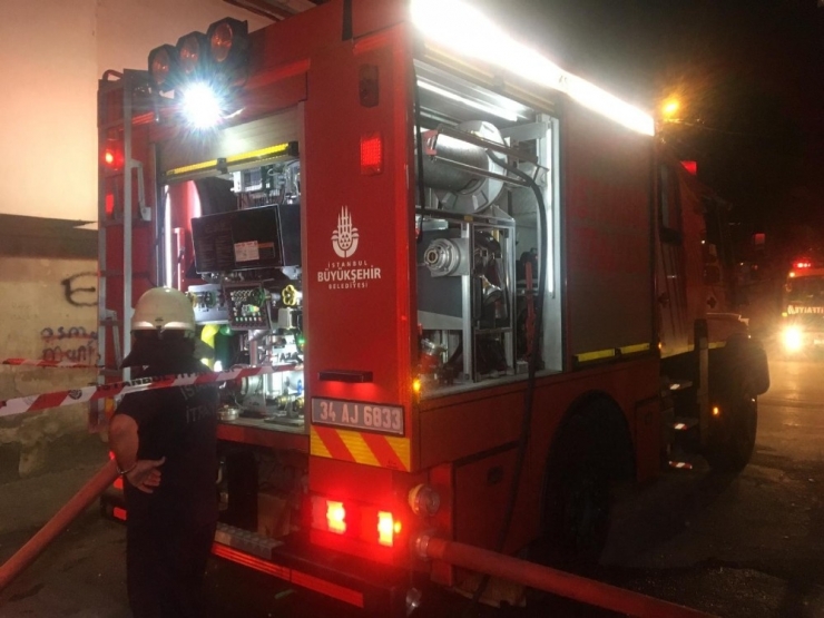 Kadıköy’de Bir Apartmanın Çatısı Alev Alev Yandı