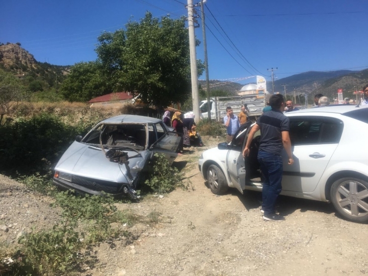 Tosya’da İki Otomobil Çarpıştı: 3 Yaralı