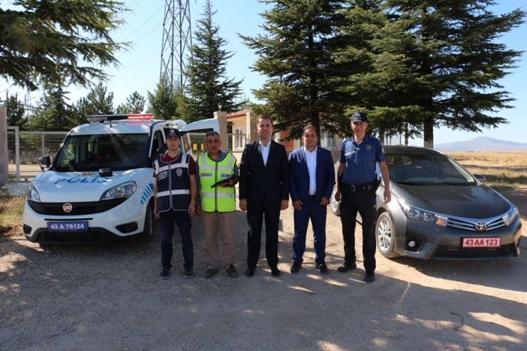 Kaymakam Çikolata İkram Etti Emniyet Kemerinin Önemini Anlattı