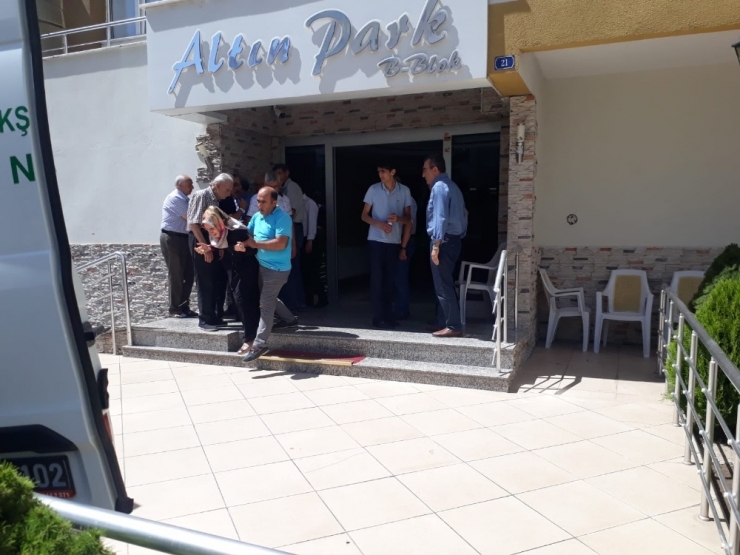 Evlatlık Olduğunu Öğrenen Şahıs Üvey Annesini Öldürdükten Sonra İntihar Etti