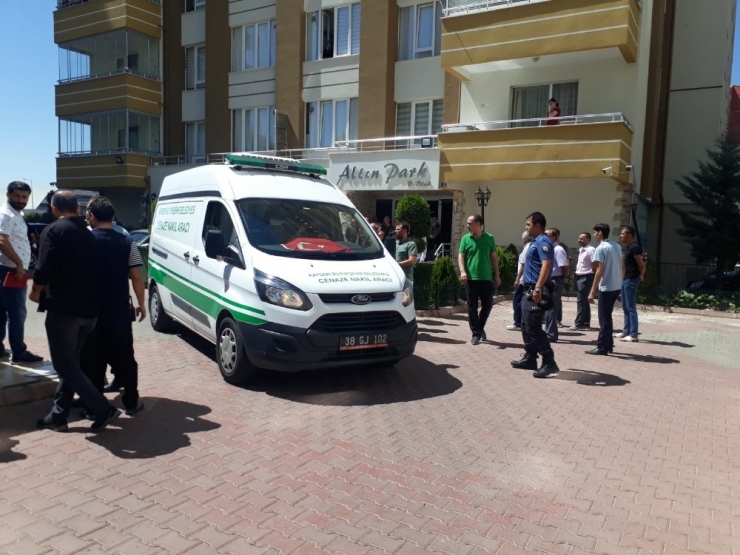 Evlatlık Olduğunu Öğrenen Şahıs Üvey Annesini Öldürdükten Sonra İntihar Etti