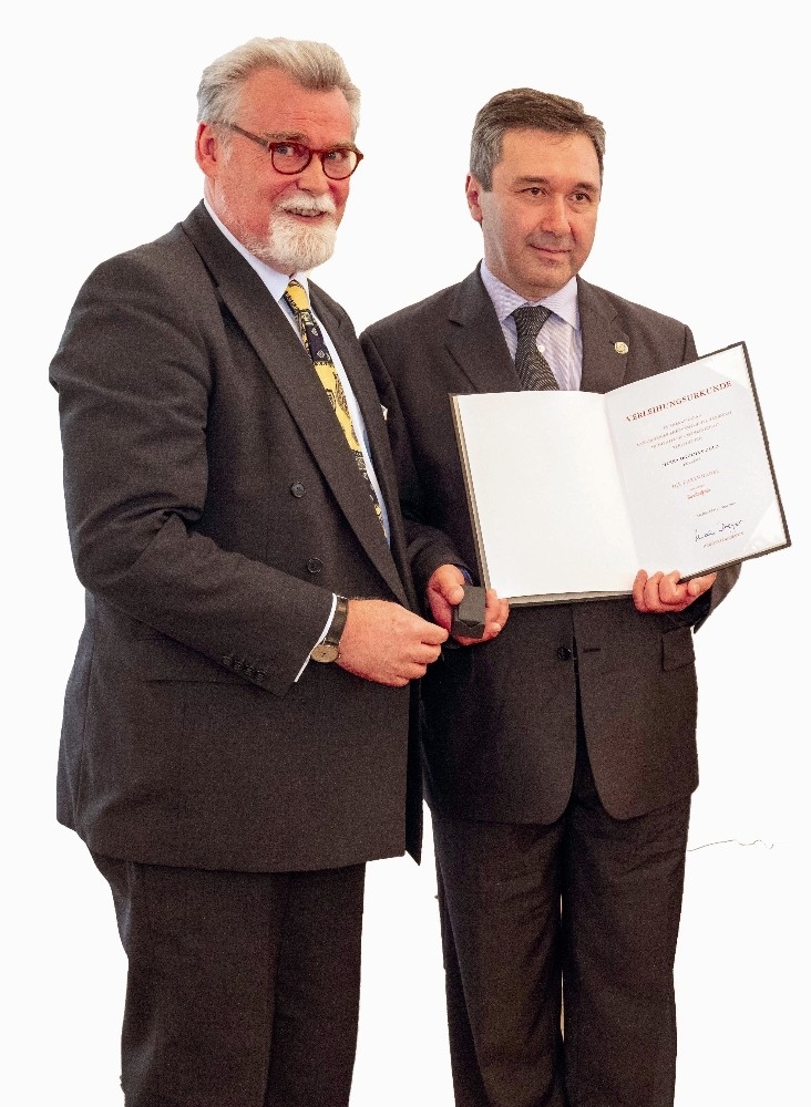 Almanya’da Yardımsever Türklere ’Eyalet Liyakat Nişanı’ Verildi