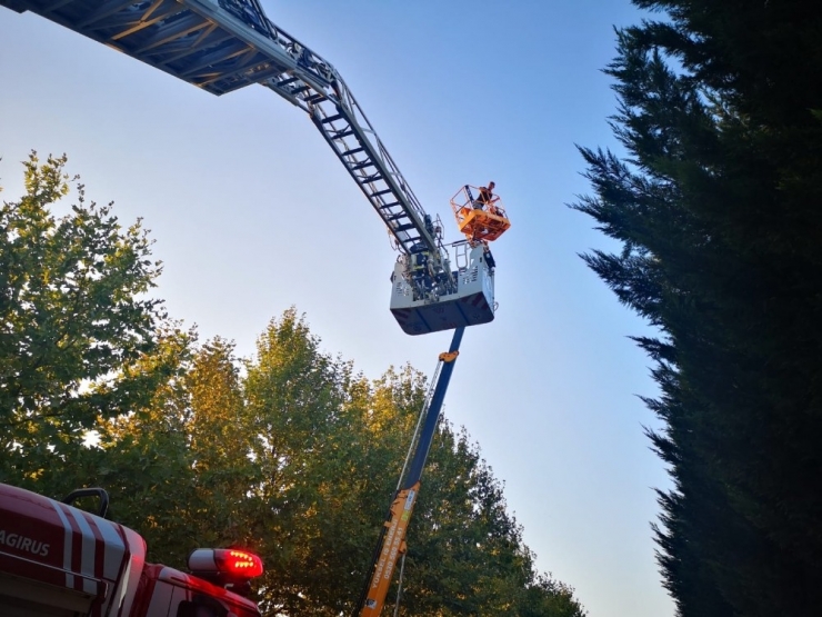 Yeni Aldıkları 20 Metrelik Vinçte Mahsur Kaldılar