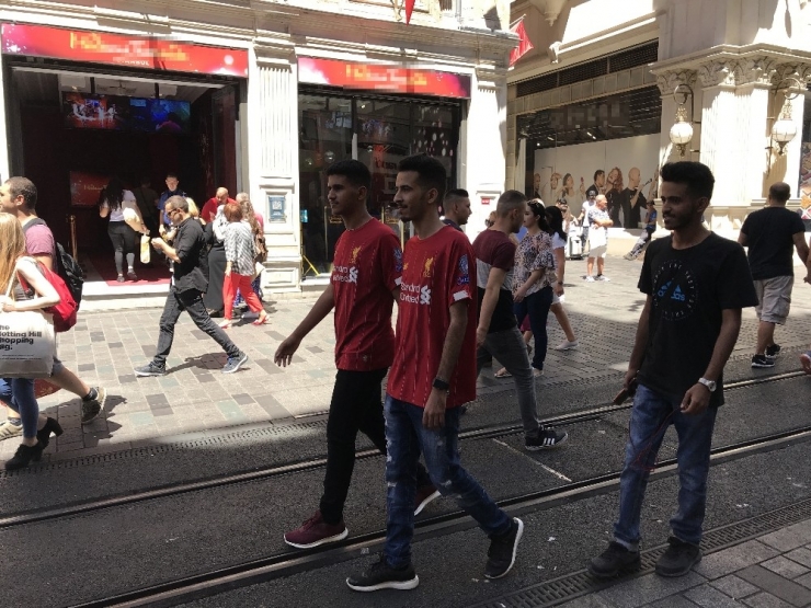 Liverpool Ve Chealsea Taraftarları Taksim’de Gezip Döner Yedi