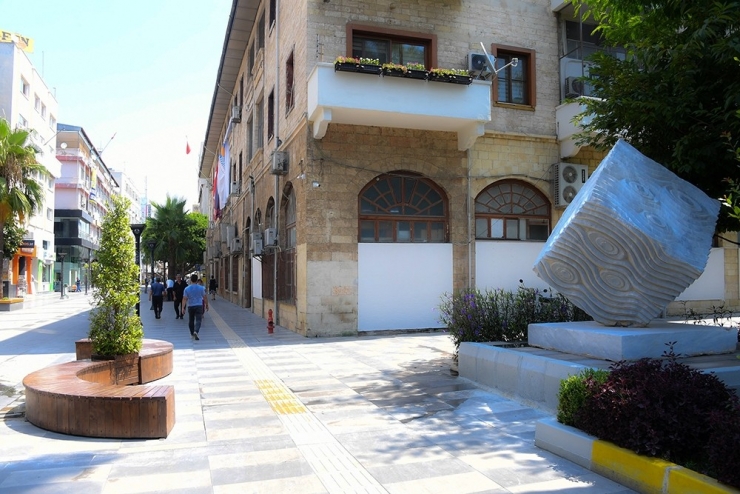 ’Nazar Boncuğu’ Heykeli Atatürk Caddesi’ne Taşındı