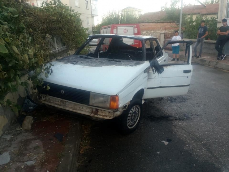 Duvara Çarpan Otomobil Alev Topuna Döndü