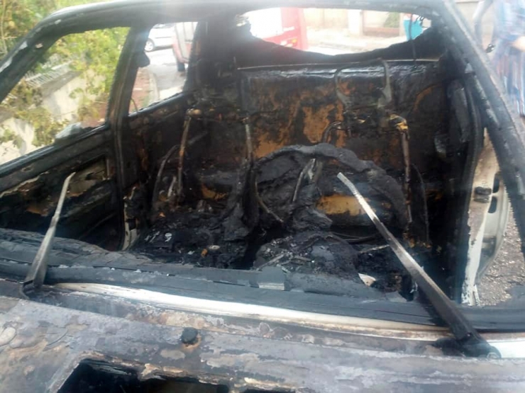 Duvara Çarpan Otomobil Alev Topuna Döndü