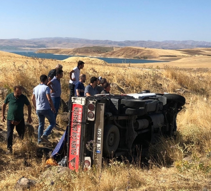 Tunceli’de Pikap Şarampole Yuvarlandı; 2 Yaralı