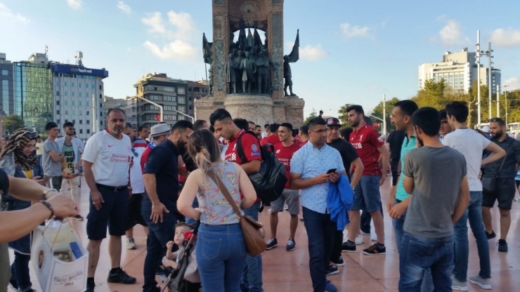 Liverpool Ve Chelsea Taraftarları Taksim’de Toplandı