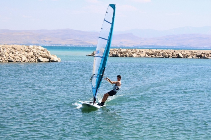 Van Gölü’nde Rüzgar Sörfü Yaygınlaşıyor