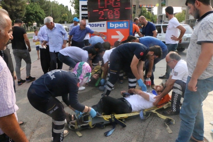 Motosiklet İle Hafif Ticari Araç Çarpıştı