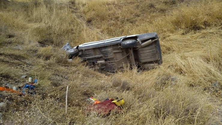 Otomobil Şarampole Yuvarlandı