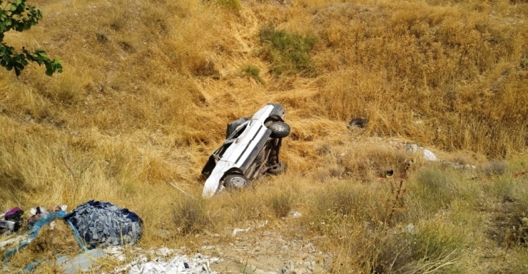 Otomobil Şarampole Yuvarlandı