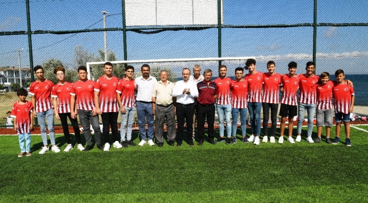 Bülent Turan, Genç Sporculara Forma Hediye Etti