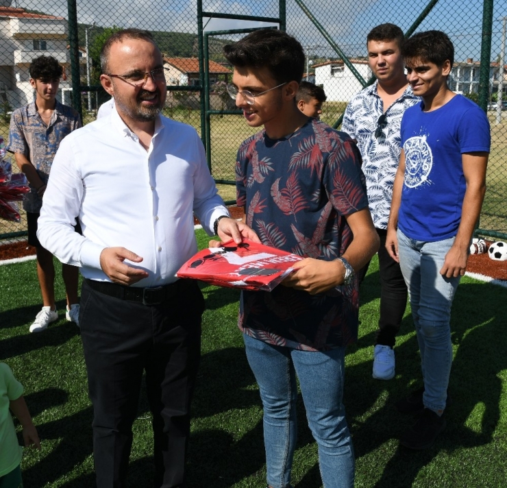 Bülent Turan, Genç Sporculara Forma Hediye Etti