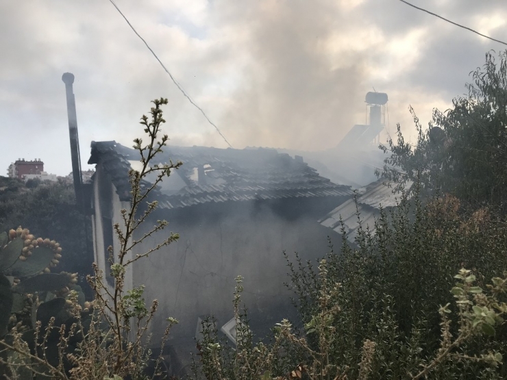 İki Katlı Ahşap Ev Yangında Kül Oldu