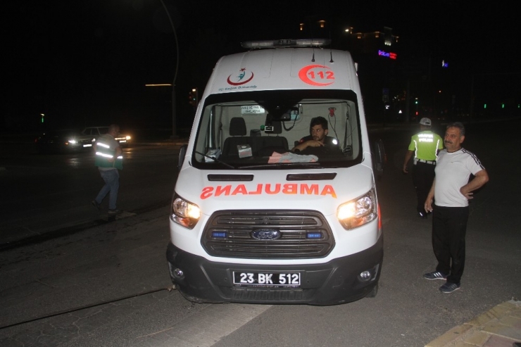 Otomobil Ambulansa Çarptı:2 Yaralı