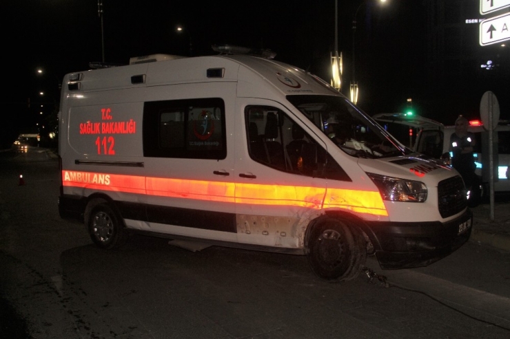 Otomobil Ambulansa Çarptı:2 Yaralı