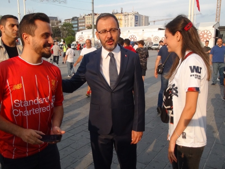 Bakan Kasapoğlu, Maç Öncesi Taksim’de Taraftarlar İle Bir Araya Geldi