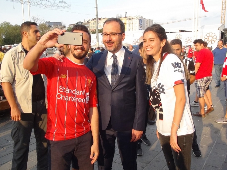 Bakan Kasapoğlu, Maç Öncesi Taksim’de Taraftarlar İle Bir Araya Geldi