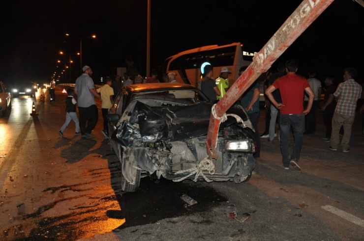 Kamyonetle Otomobil Çarpıştı: 5’i Çocuk 12 Yaralı