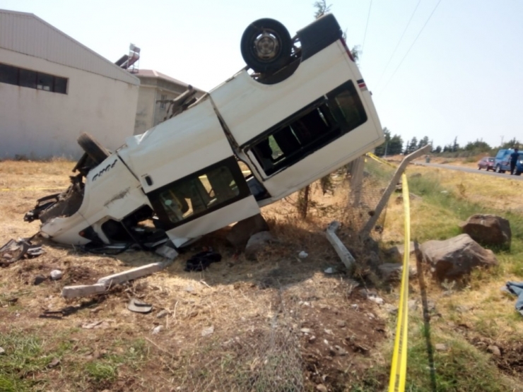 Ailesinden İzinsiz Aldığı Minibüsle Takla Attı: 1 Ölü, 4 Yaralı