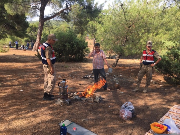 Jandarma Mesire Alanındaki Vatandaşları Uyardı