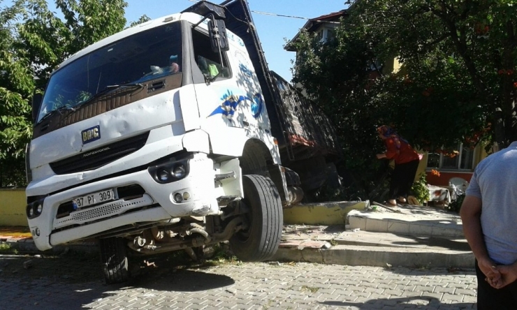Freni Boşalan Kamyon, Evin Bahçesine Uçtu: 1 Yaralı