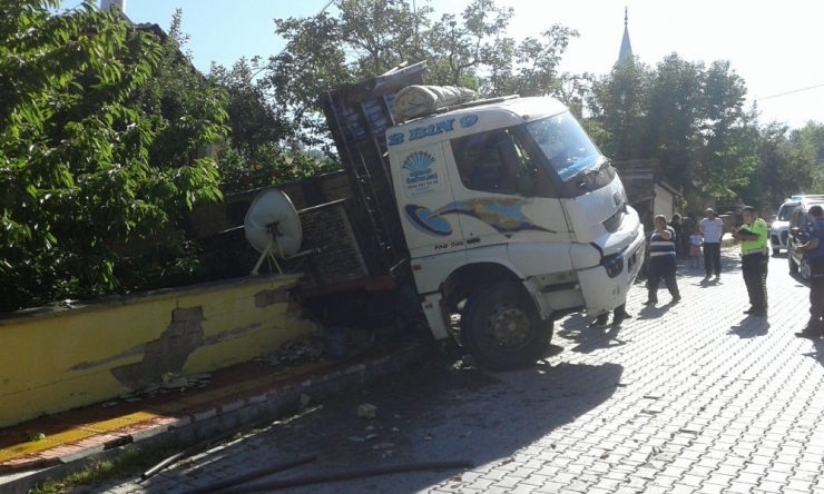 Freni Boşalan Kamyon, Evin Bahçesine Uçtu: 1 Yaralı