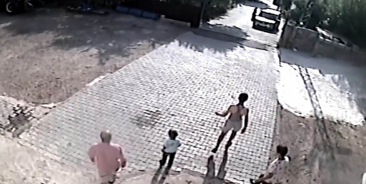 El Freni Çekilmeyen Araç Böyle Duvara Çarptı