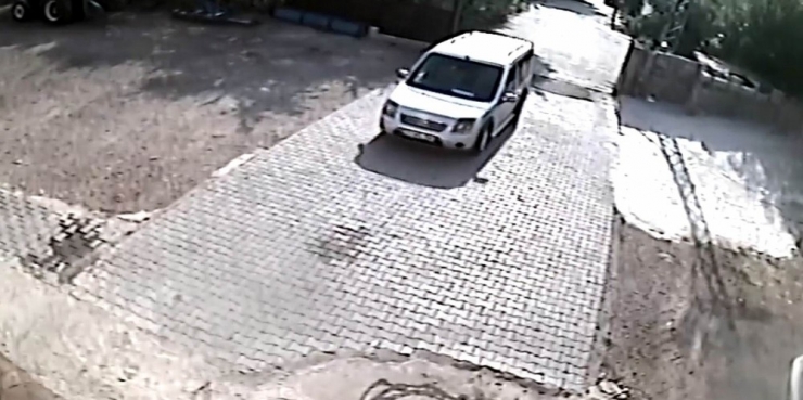 El Freni Çekilmeyen Araç Böyle Duvara Çarptı