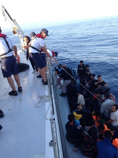 Kuşadası Körfezi’nde 22’si Çocuk 49 Kaçak Göçmen Yakalandı