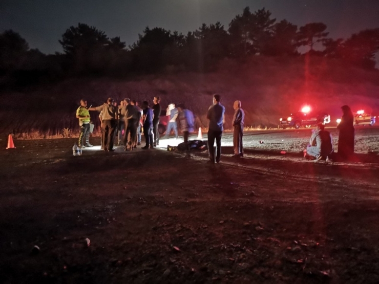 Otomobil Yayalara Çarptı: 1 Ölü 3 Yaralı