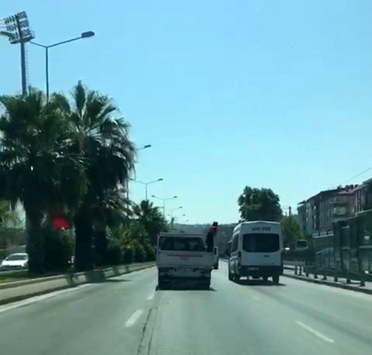 Kamyonet Arkasında Tehlikeli Yolculuk