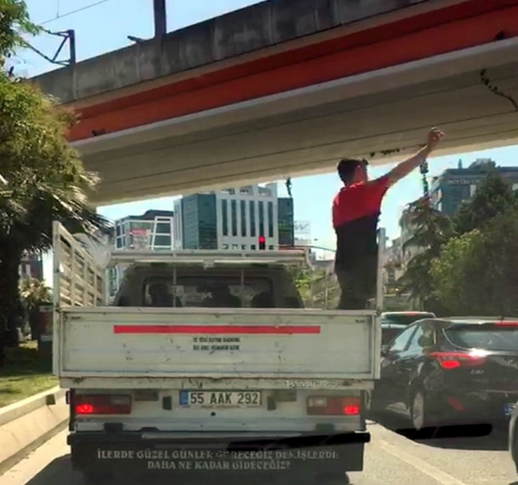 Kamyonet Arkasında Tehlikeli Yolculuk