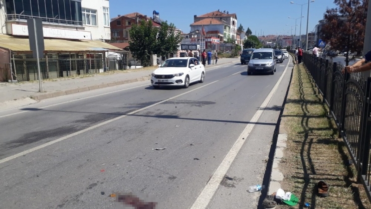 Otomobilin Çarptığı Motosiklet Sürücüsü Öldü