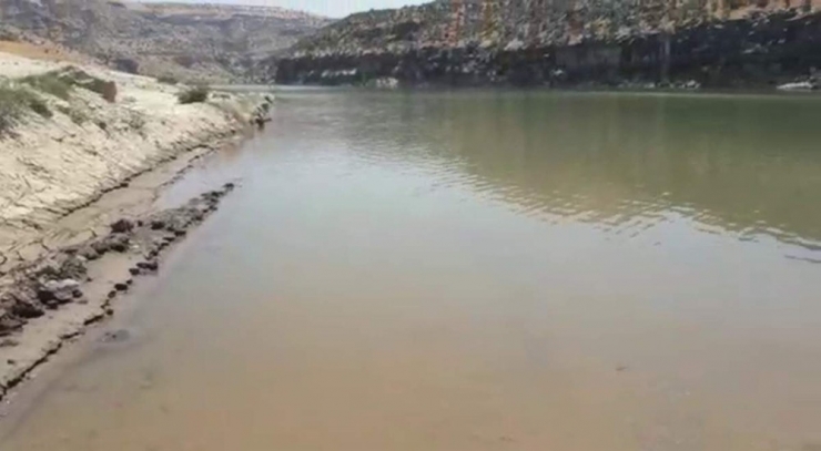 Siirt’te Baraj Kapaklarının Açılmasıyla Yol Ulaşıma Kapandı, Araçlar Mahsur Kaldı