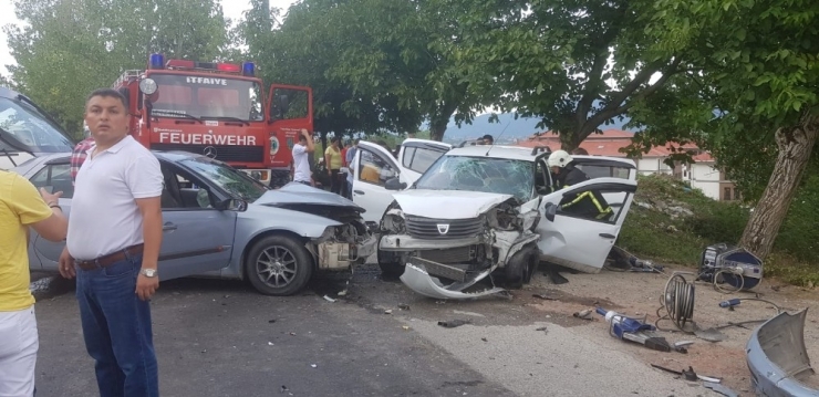 Köy Yolunda İki Araç Kafa Kafaya Çarpıştı: 5 Yaralı