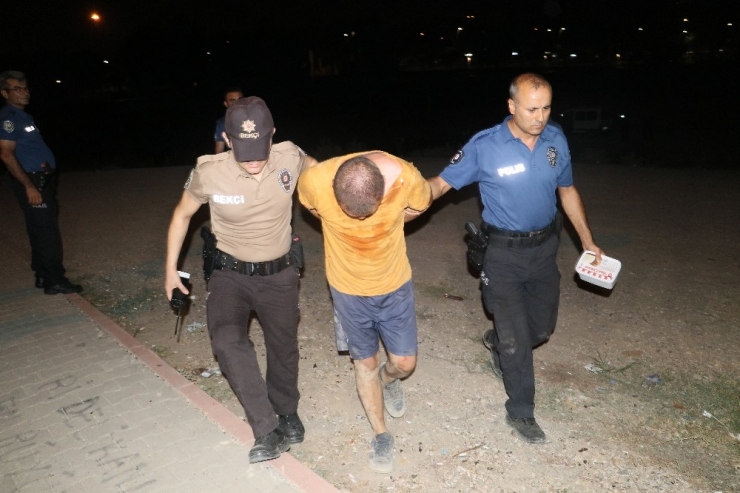 Adana’da Eli Satırlı Saldırgan Dehşet Saçtı: 3 Yaralı