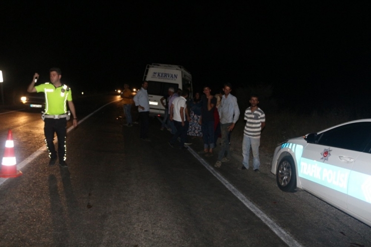 Minibüs İle Otomobil Çarpıştı: 5 Yaralı