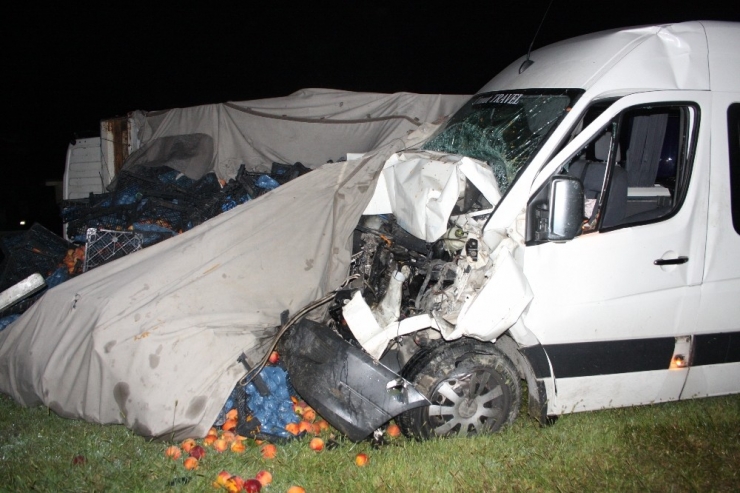 Antalya’da Tur Minibüsü Kamyona Arkadan Çarptı: 5’i Turist 6 Yaralı