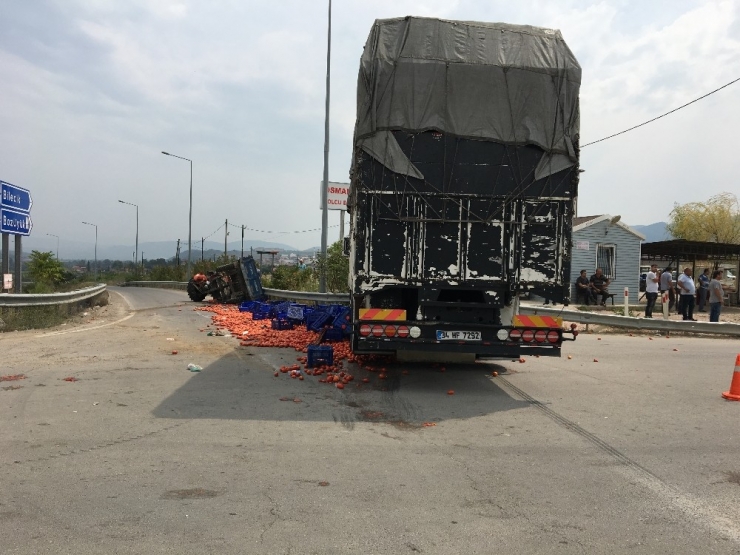Bilecik’te Domates Yüklü Traktöre Kamyon Çarptı: 3 Yaralı
