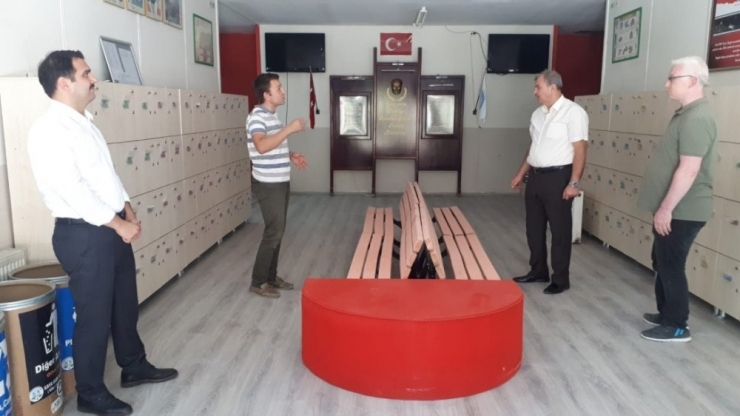 Bu Okula Ayakkabısız Girilecek