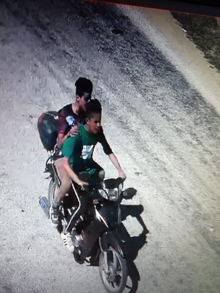 Çaldıkları Motosikletle Kaçarken Kameraya Yakalandılar