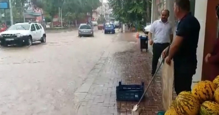 Tavas’ta Sağanak Yağış Sele Neden Oldu