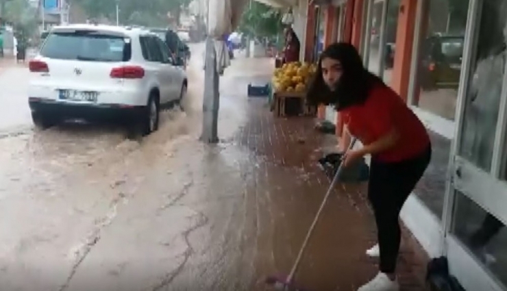 Tavas’ta Sağanak Yağış Sele Neden Oldu